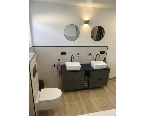 Moderne badkamer met dubbele wastafel, ronde spiegels en wandlampen