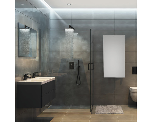 Moderne badkamer met douche, wastafel, spiegel en toilet.