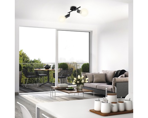 Plafondlamp met twee lampen in een lichte woonkamer