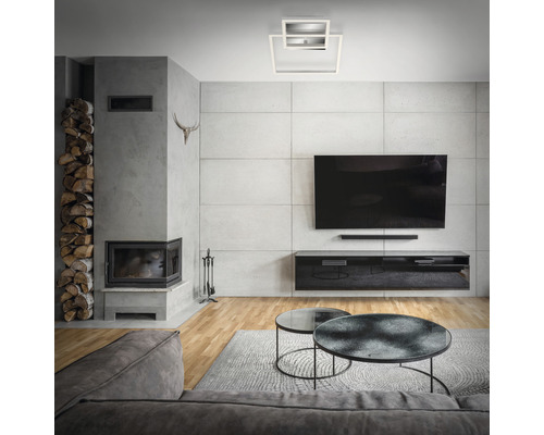 Moderne woonkamer met open haard, televisie en vierkante plafondlamp