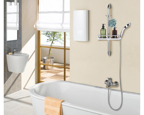 Badkamer met bad, wastafel, spiegel en douchestang