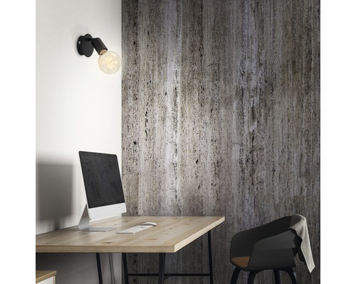 Kantoor met bureau, computer, stoel en wandlamp