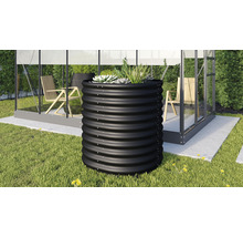 Metalen plantenbak met planten voor een kas