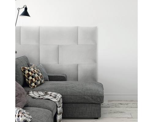 MOLLIS Wandkussen Kingston lichtgrijs 30x60 cm Woonkamer met grijze bank, kussens en gestoffeerde wandpanelen voor een stijlvol interieur.