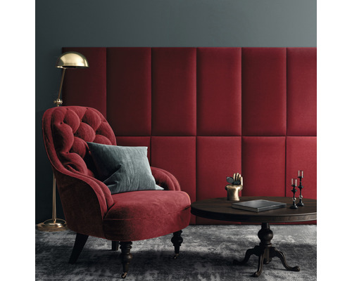 MOLLIS Wandkussen Matt Velvet donkerrood 30x60 cm Woonkamer met rode fauteuil, wandpanelen, tafel en vloerlamp