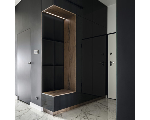 Hal met garderobe, deuren en marmeren vloer