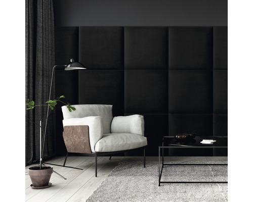 Woonkamer met fauteuil, salontafel en wandpanelen