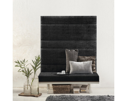 MOLLIS Wandkussen Kingston donkergrijs 30x90 cm Decoratief wandpaneel met zitbank, kussens, planten en accessoires in een kamer.