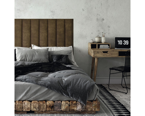 Slaapkamer met bed, groot hoofdeinde, bureau en stoel