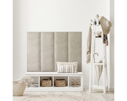 Lichte entree met gestoffeerde wand, bank met opbergruimte en kapstok