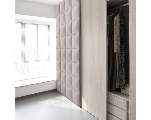MOLLIS Wandkussen Fancy creme/taupe 30x30 cm Interieur van een lichte kamer met akoestisch paneel en open kledingkast.