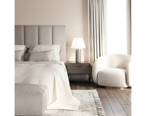 MOLLIS Wandkussen Fancy creme/taupe 30x90 cm Slaapkamer met bed, nachtkastje, lamp, fauteuil, gordijnen en vloerkleed
