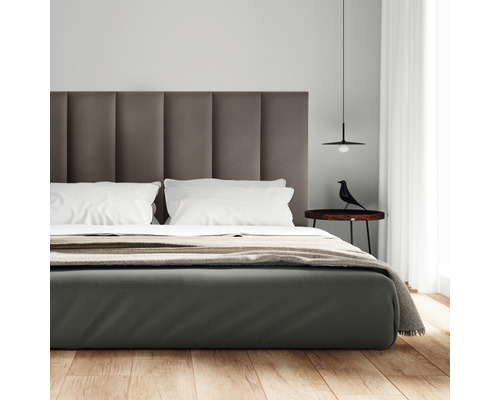 MOLLIS Wandkussen Fancy taupe 30x90 cm Moderne slaapkamer met bed, nachtkastje en hanglamp