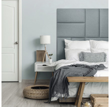 Slaapkamer met bed, nachtkastje en decoratieve elementen voor een gezellige sfeer.