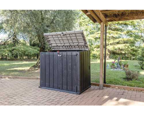 Geopende kunststof tuinkist met houtlook in buitenruimte