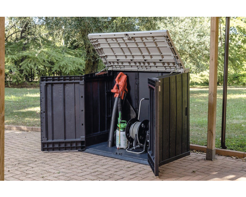 Geopende tuinkast met tuingereedschap buitenshuis