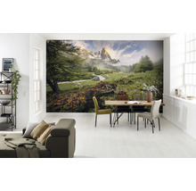 Woonkamer met fotobehang berglandschap, eettafelgroep en bank