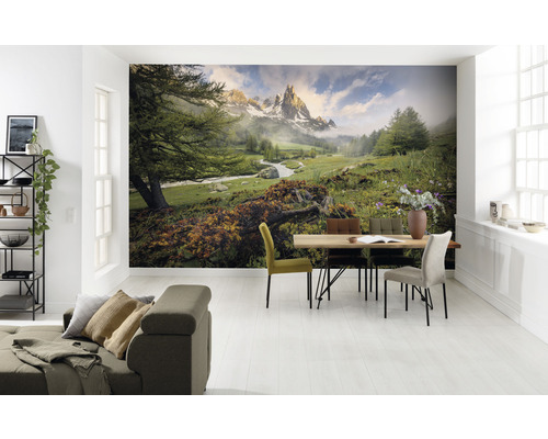 Woonkamer met fotobehang berglandschap, eettafelgroep en bank