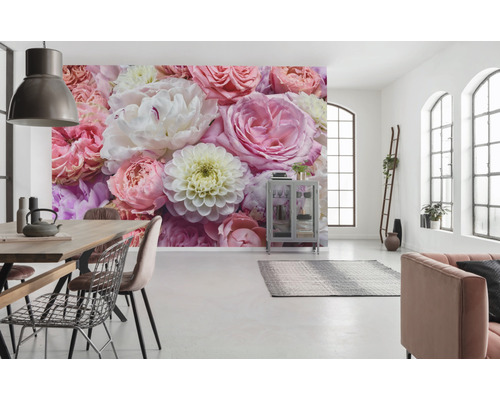 Lichte ruimte met fotobehang met rozen- en pioenrozenmotief, eettafel en zitgelegenheid