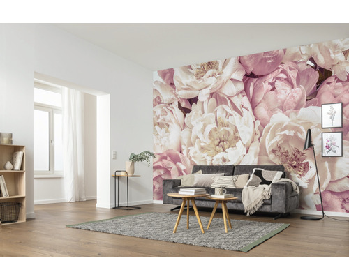 Woonkamer met bloemen fotobehang, bank en houten vloer