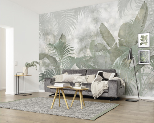 Woonkamer met grijze bank, houten tafel en jungle fotobehang