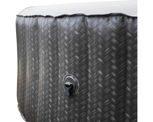 Detail van een opblaasbare jacuzzi met aftapkraan