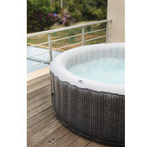 Opblaasbare jacuzzi op een terras in de tuin