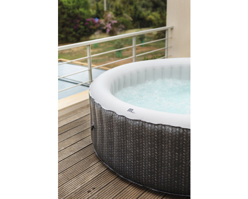 Opblaasbare jacuzzi op een terras in de tuin