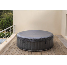 Afgedekte, ronde whirlpool op een houten terras