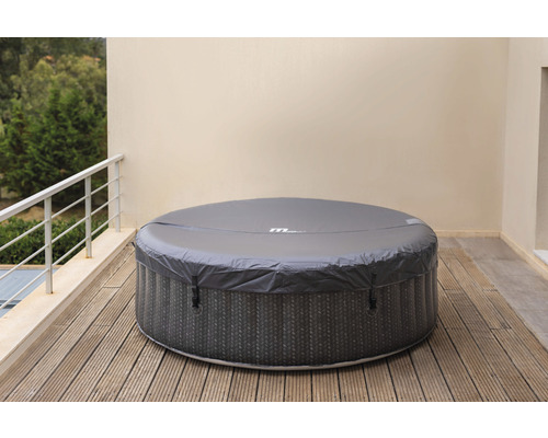 Afgedekte, ronde whirlpool op een houten terras