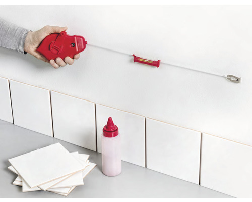 Tegelkoord met kleurpoeder voor het markeren van tegels op de muur