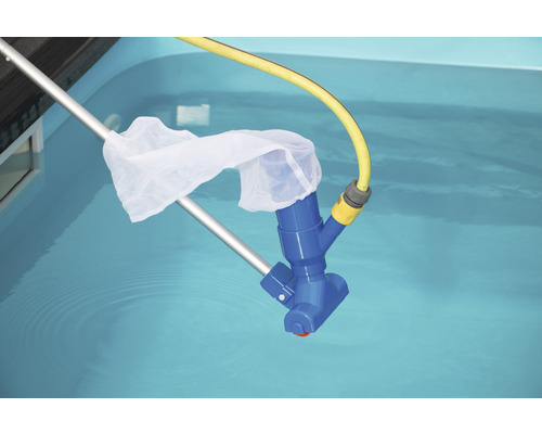 Zwembadreiniger met stang en slang in het water