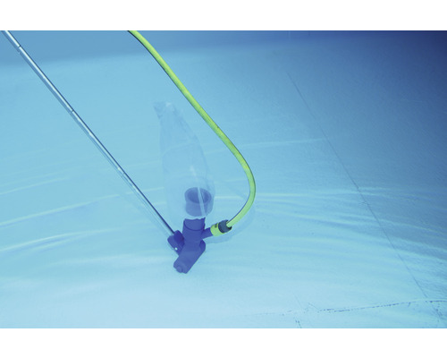 Zwembadreiniger met stang en slang onder water