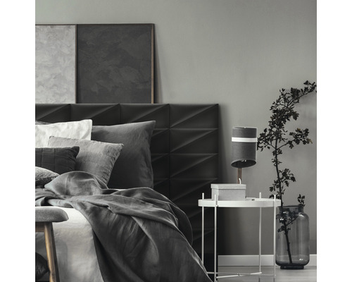 MOLLIS Wandkussen Riviera driehoek zwart rechts 30x15 cm 2 stuks Slaapkamer met bed, nachtkastje en decoratie in grijstinten.