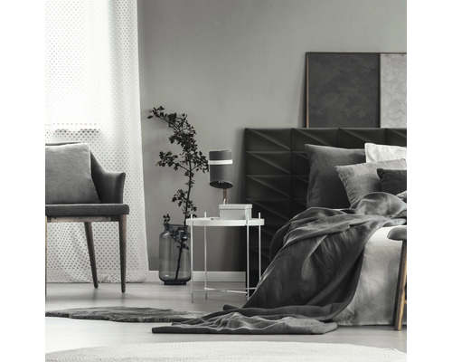 MOLLIS Wandkussen Riviera driehoek zwart links 30x15 cm 2 stuks Slaapkamer met bed, nachtkastje, lamp en stoel.