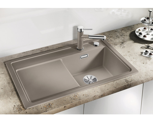 Spoelbak van composietmateriaal met kraan op een aanrecht