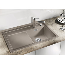 Composiet spoelbak met kraan op een aanrechtblad