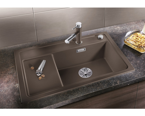 Spoelbak met afdruiprek en kraan op een aanrecht.