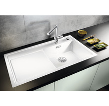 Spoelbak met afdruipvlak, ééngreepsmengkraan en afvoergarnituur in een moderne keuken.