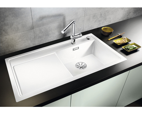 Spoelbak met afdruiprek en kraan in een moderne keuken.