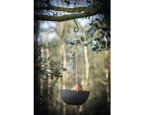 Hangende vogelvoeder met appels in de tuin
