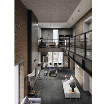 Ruime woonkamer met hoge plafonds, bakstenen muren en een modern interieur