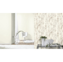 Twee wanddesigns met effen behang en patroonbehang met geometrische cirkels, gecombineerd met decoratieve elementen en meubels.