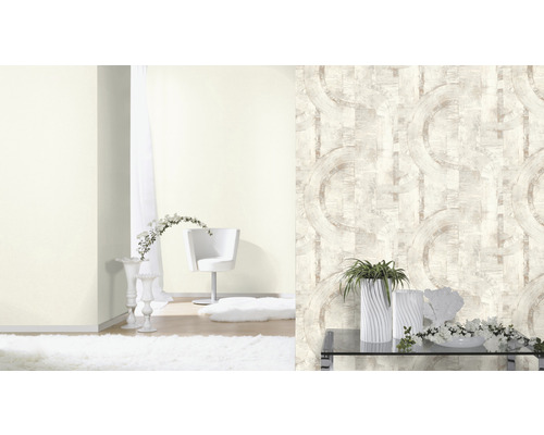 Twee wanddesigns met effen behang en patroonbehang met geometrische cirkels, gecombineerd met decoratieve elementen en meubels.