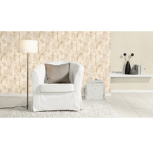 Woonkamer met fauteuil, vloerlamp en behang met cirkeldesign