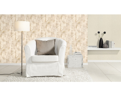 Woonkamer met fauteuil, vloerlamp en behang met cirkeldesign