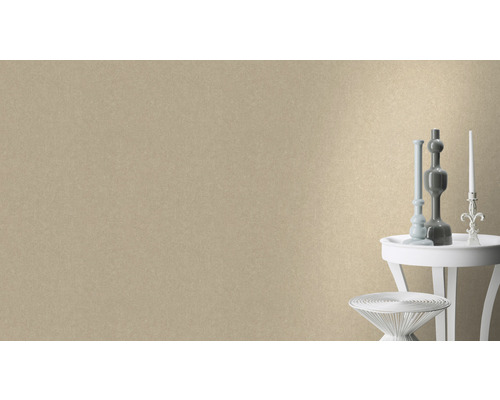 Wand met licht oppervlak en decoratieve elementen op een tafel