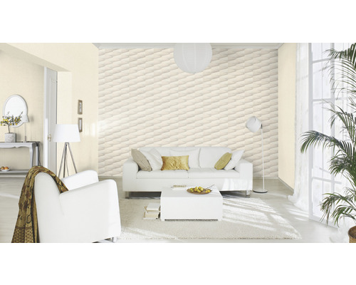 Woonkamer met driedimensionaal behang, bank, fauteuil, tapijt en kamerplant voor een lichte en vriendelijke sfeer.