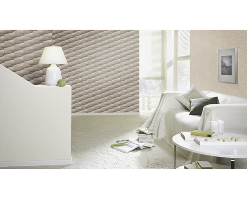 Woonkamer met geometrisch behang, bank en tafel