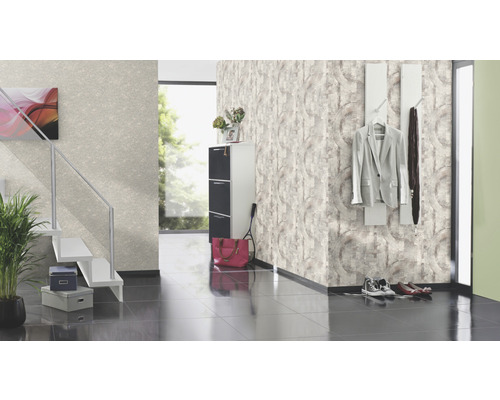 Entree met trap, schoenenkast, kapstok en patroonbehang